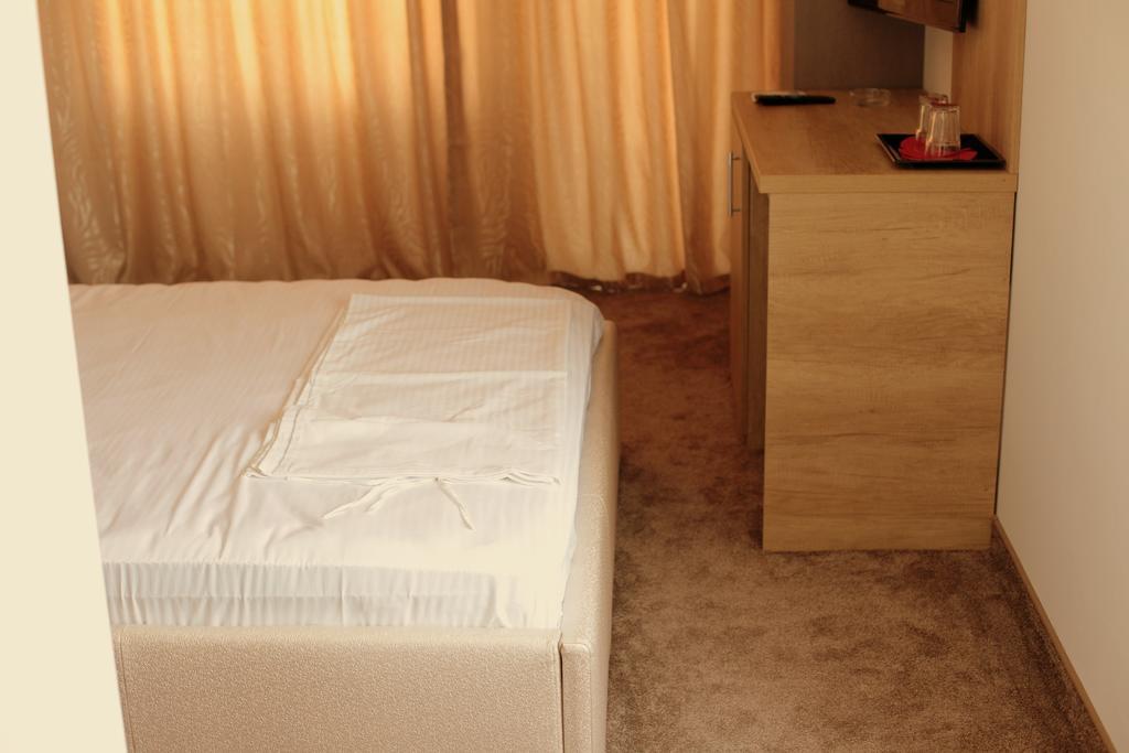 Hypnotique Hotel Navodari Bagian luar foto