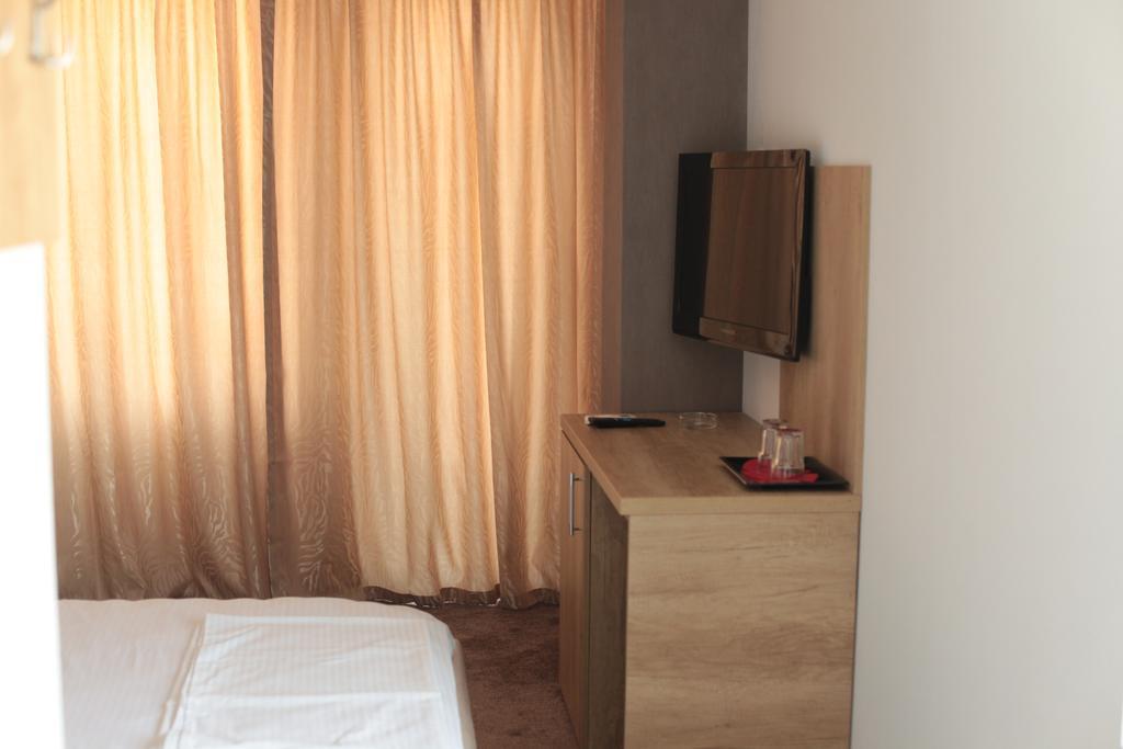 Hypnotique Hotel Navodari Bagian luar foto